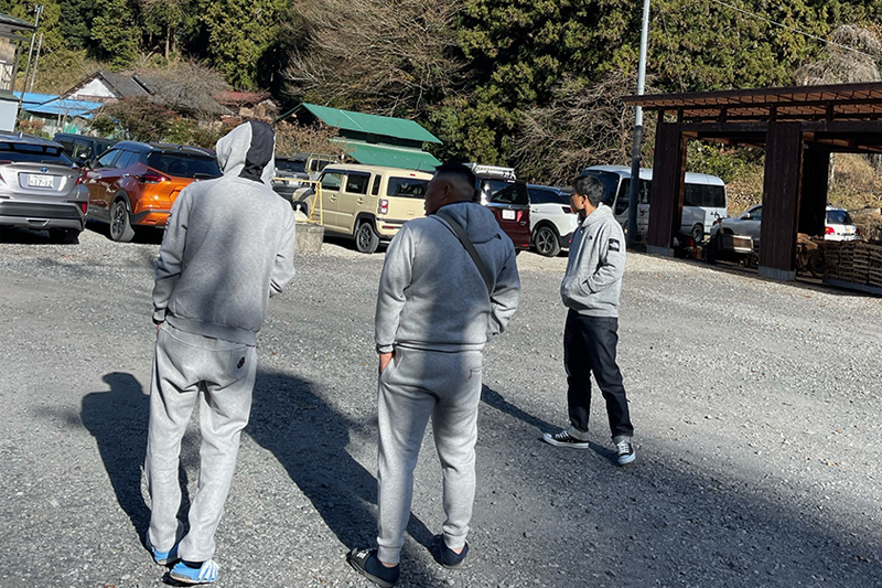 ６：００　会社に集合（現場による）